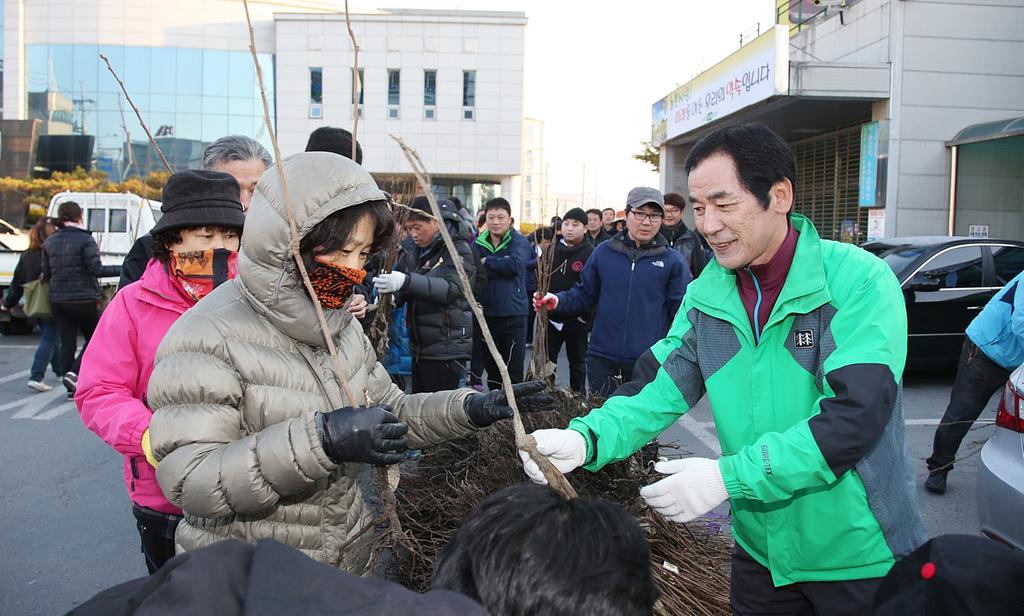 합천군, 나무 나누어주기 행사 개최