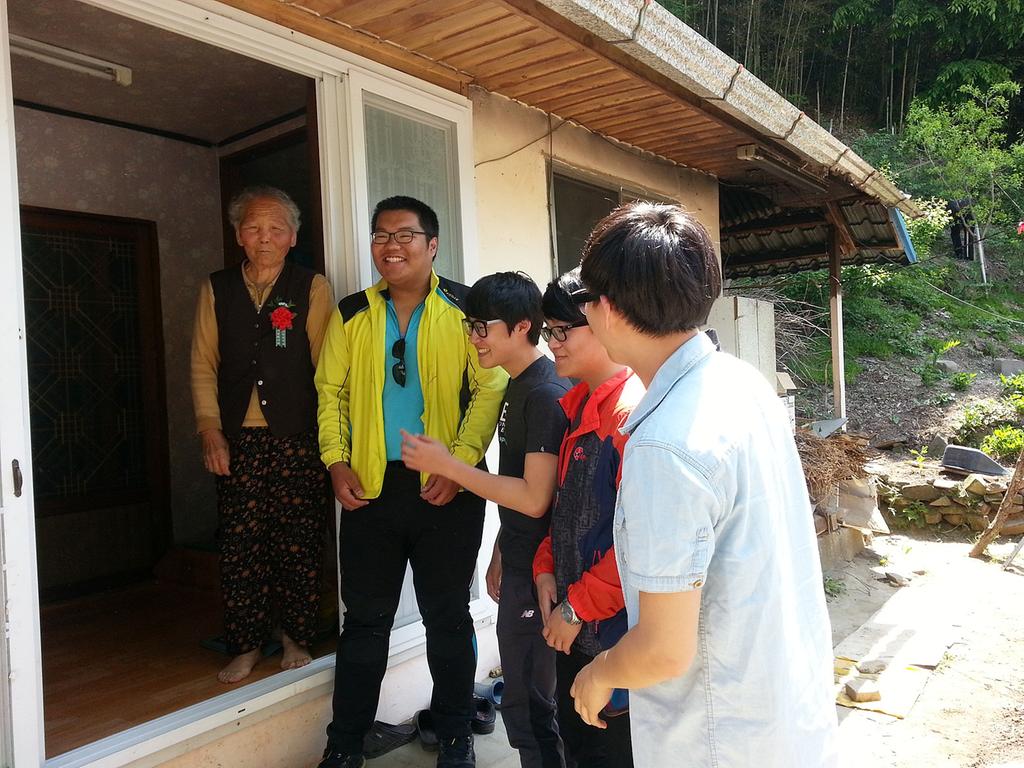 U2 청소년자원봉사단, 어버이날 카네이션 달아드리기