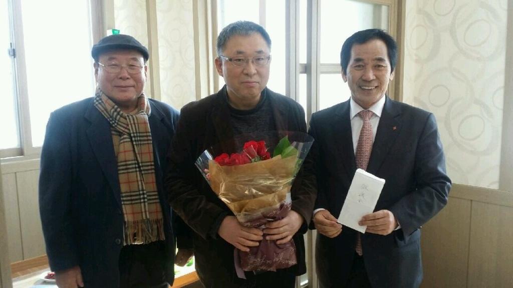 용주 출신 김태균 교수 교육발전기금 1백만원 기탁