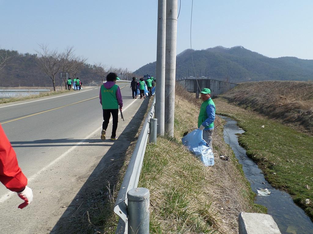 귀농하기 제일 좋은 마을 ,깨끗하고 행복한 적중면” 새봄맞이 대청소