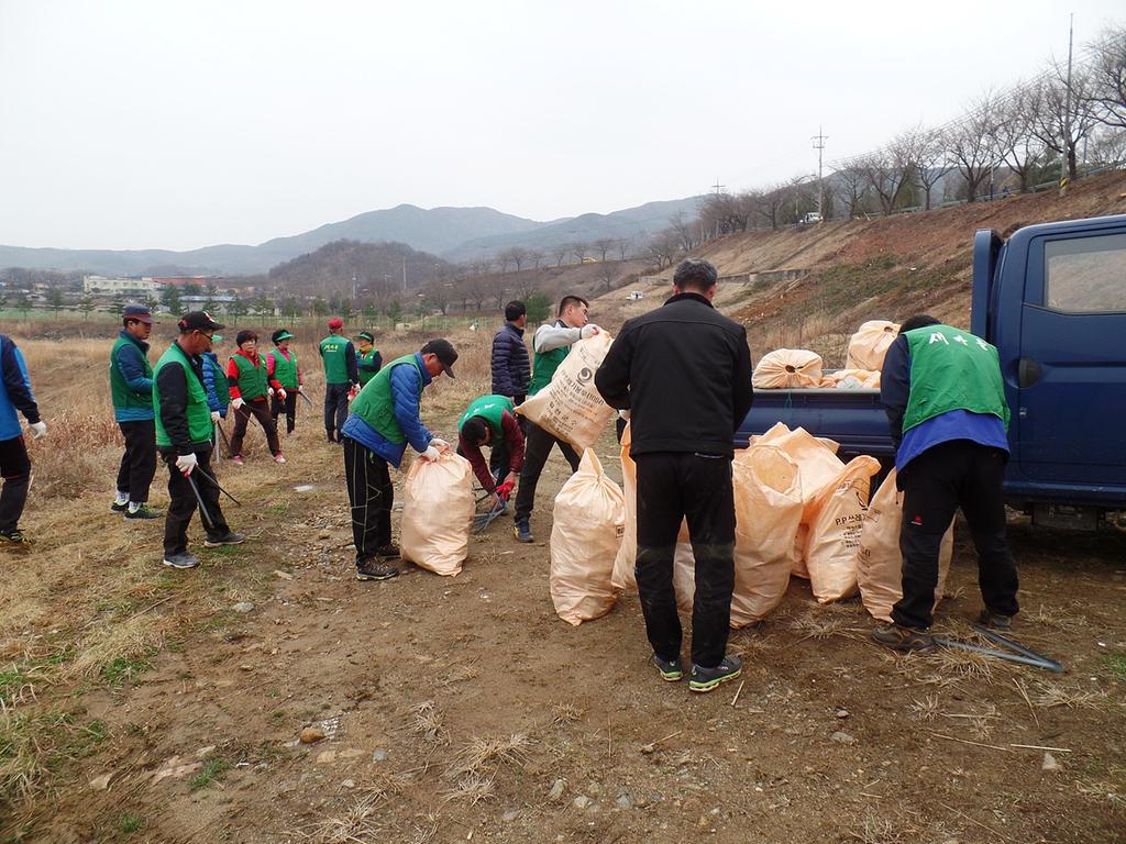 새마을지도자 회원 봄맞이 댐주변 대청소