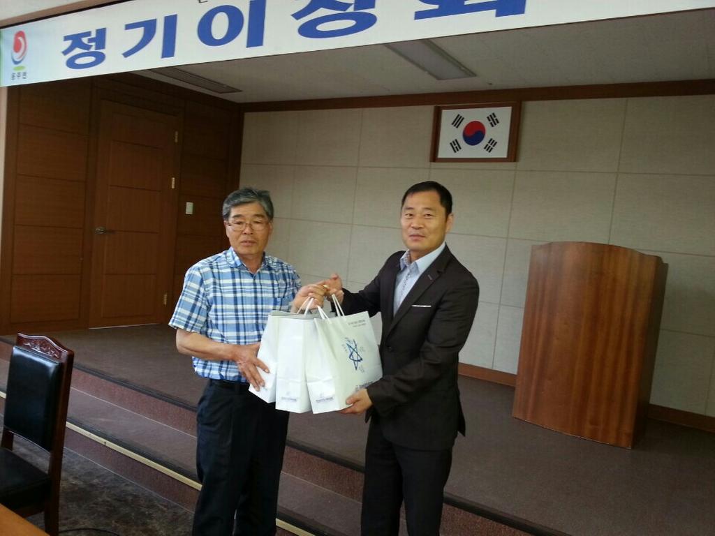 용주면청년회 면내 36개 경로당에 돋보기 기증