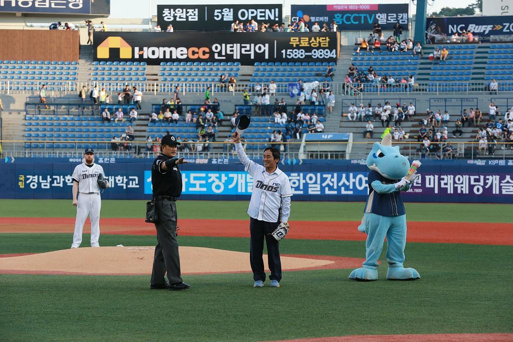 하창환 합천군수 프로야구 시구