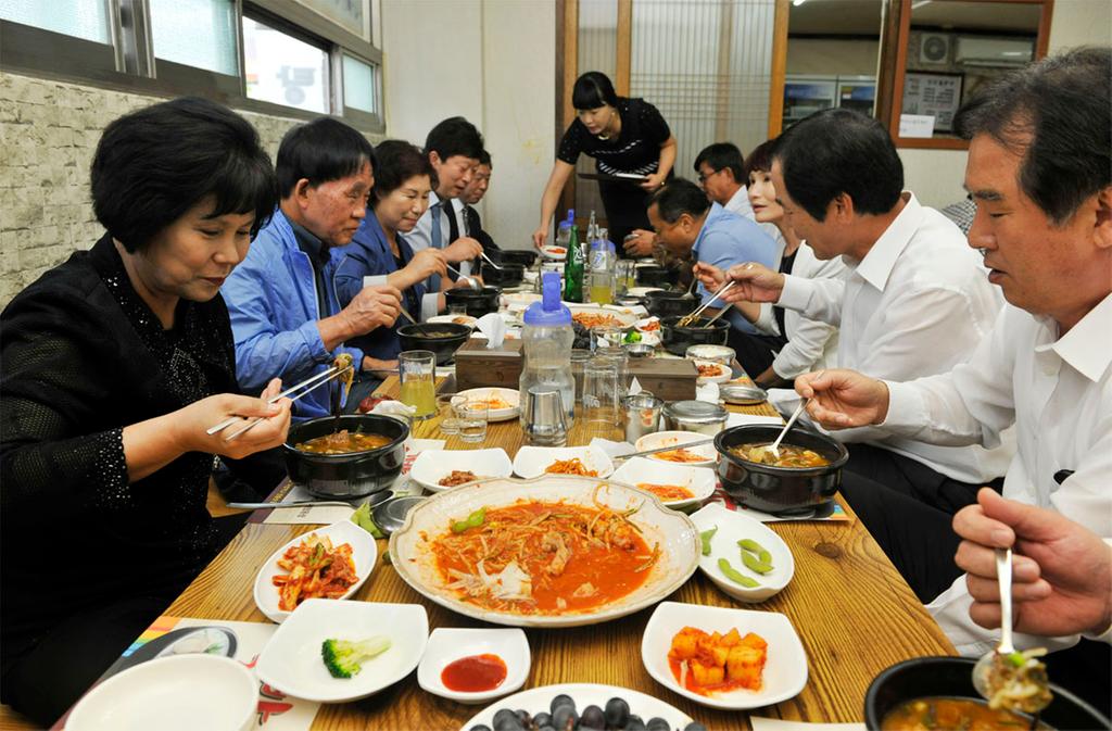 합천군의원들 9 ․ 8 국밥데이 맞아 합천시장으로...