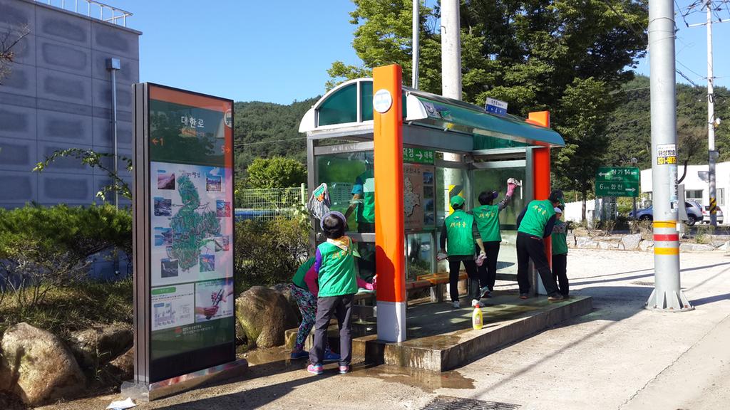 대양면 새마을협의회 추석맞이 승강장 대청소 실시