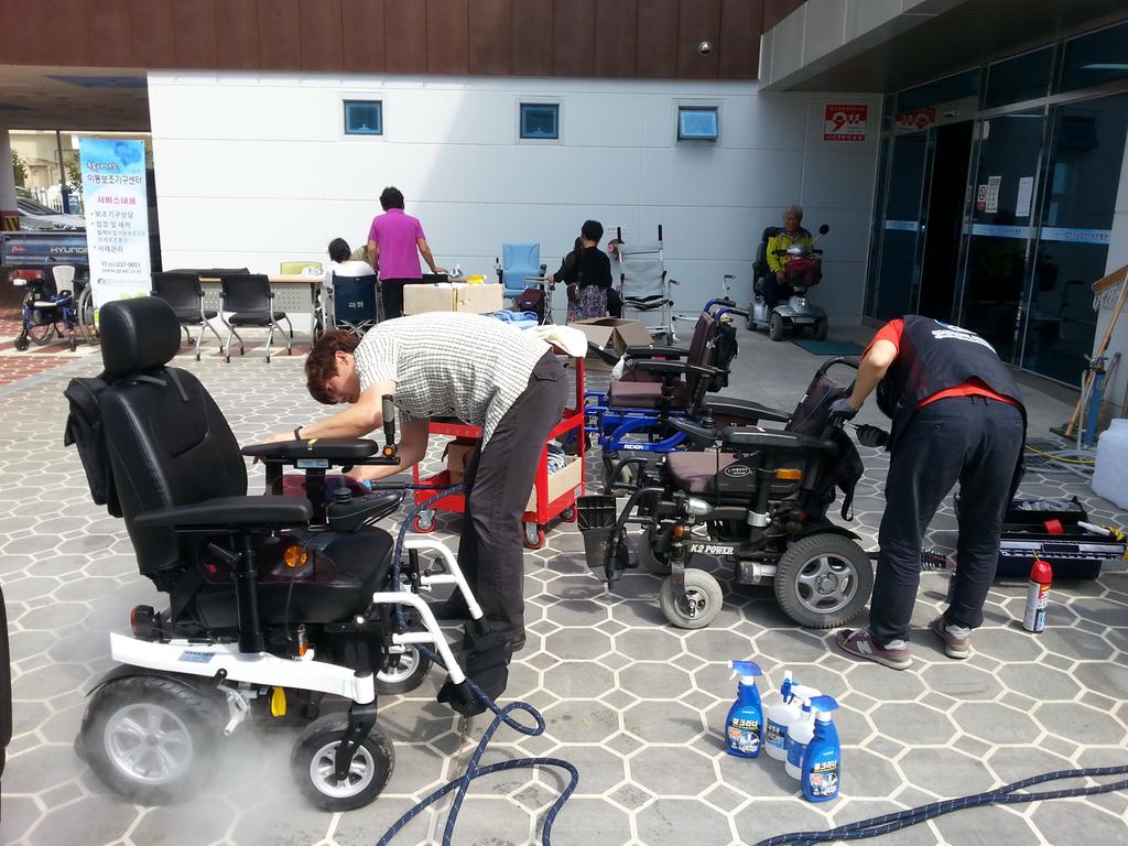 경남장애인종합복지관 합천분관,휠체어 세척 서비스 실시