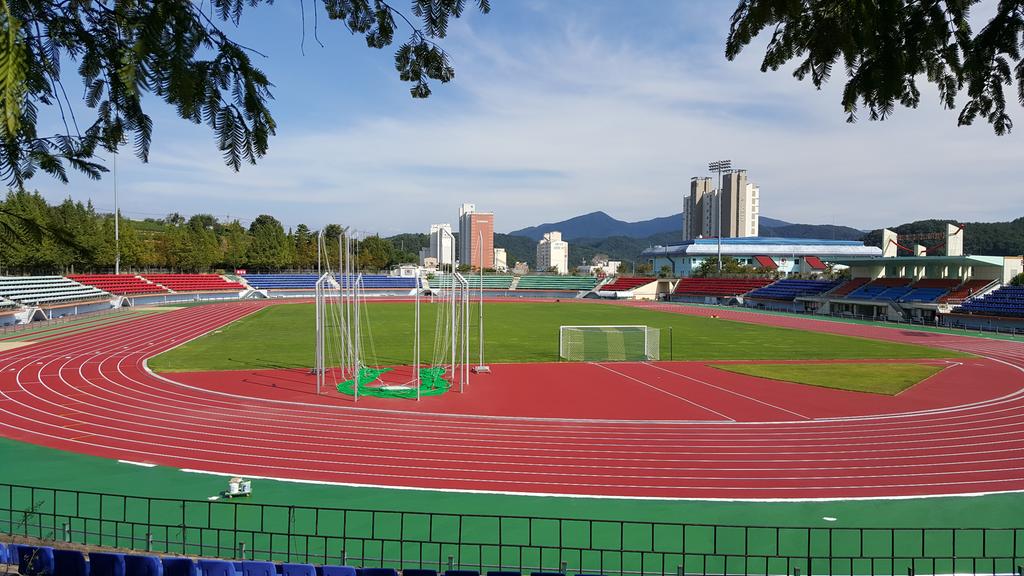 군민공설운동장 깔끔하게 새단장