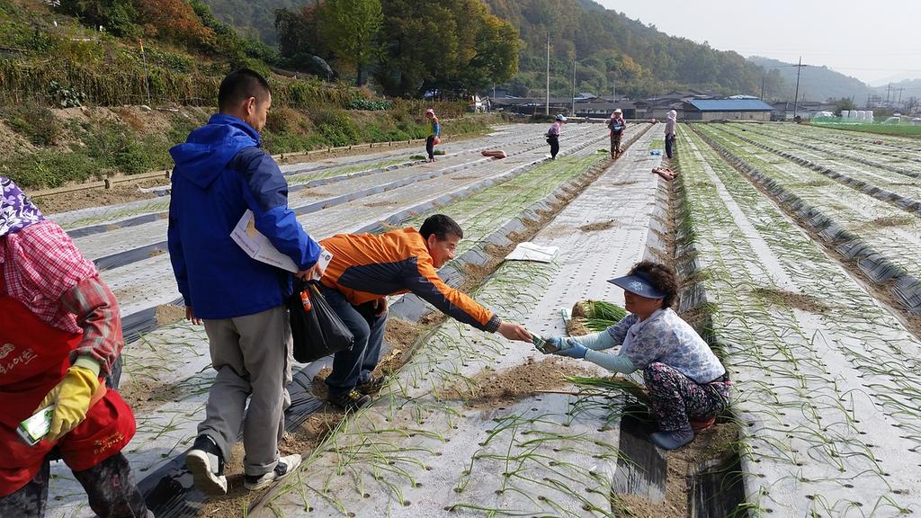 바쁜 농사철, 영농현장에서 주민과 소통 
