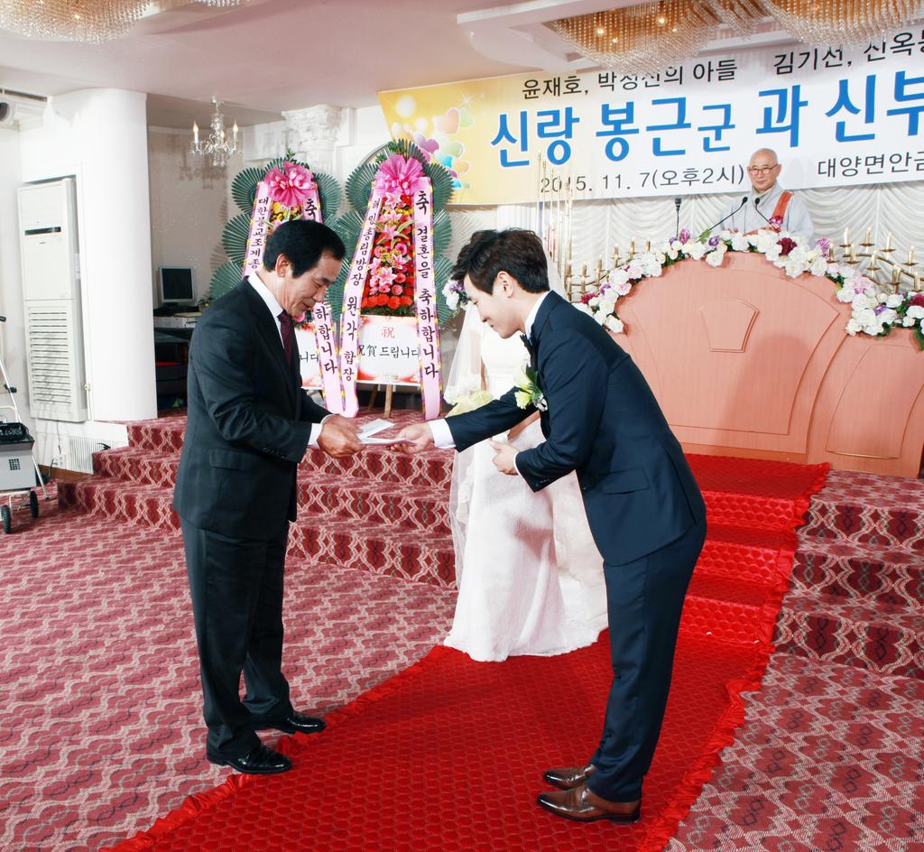 윤봉근, 김은옥 부부 합천사랑 성금 기탁