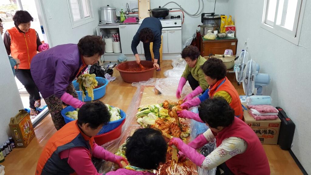  김치에 이웃의 정을 담아 전달해요.