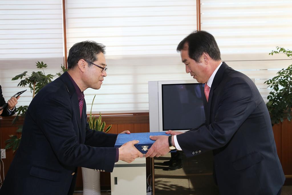 김한동 합천군 기획감사실장,‘농촌지역개발 기여’감사패 수상