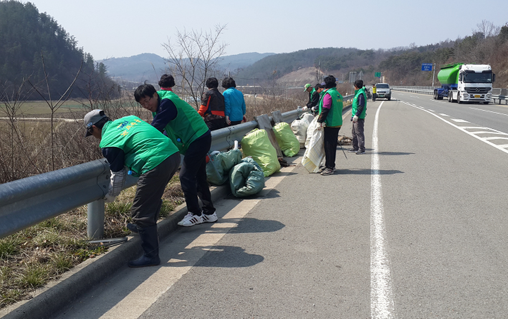 쌍백면 새마을지도자협의회 새봄맞이 환경정화활동 펼쳐