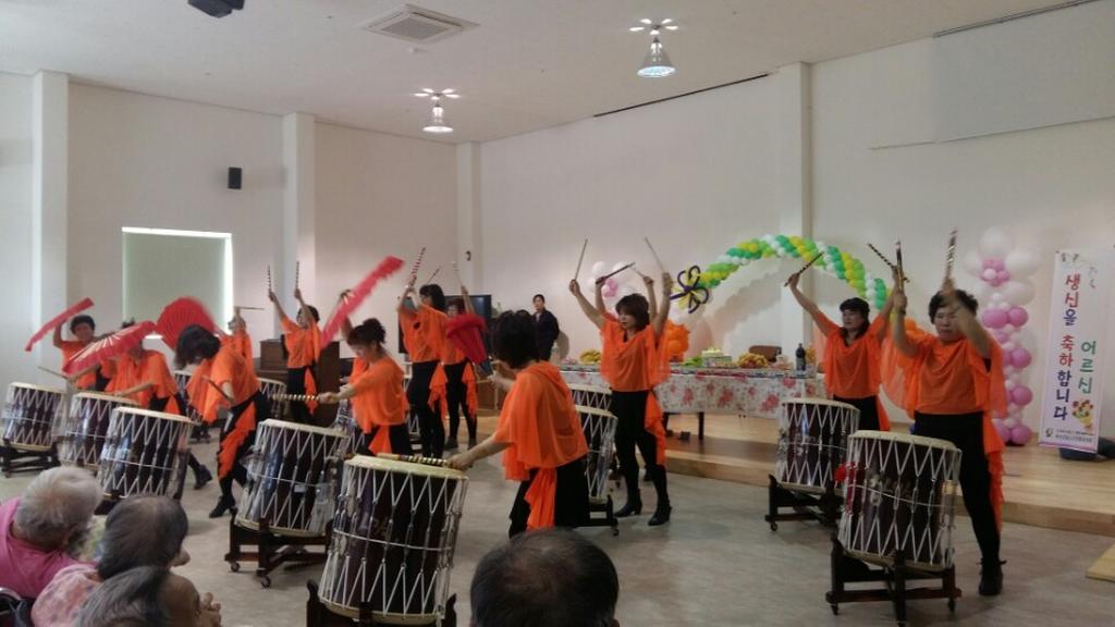 덕곡면 난타팀, 관내 요양원에서 흥겨운 난타 공연 봉사 