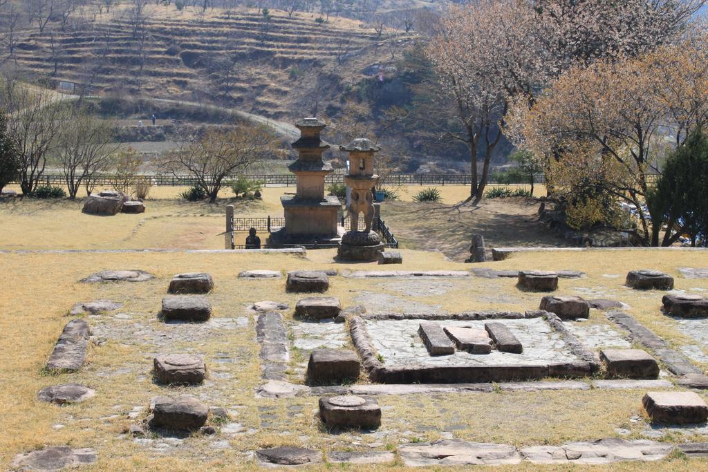 3무(無)의 산 품에 안긴 영암사지로 떠나보자.