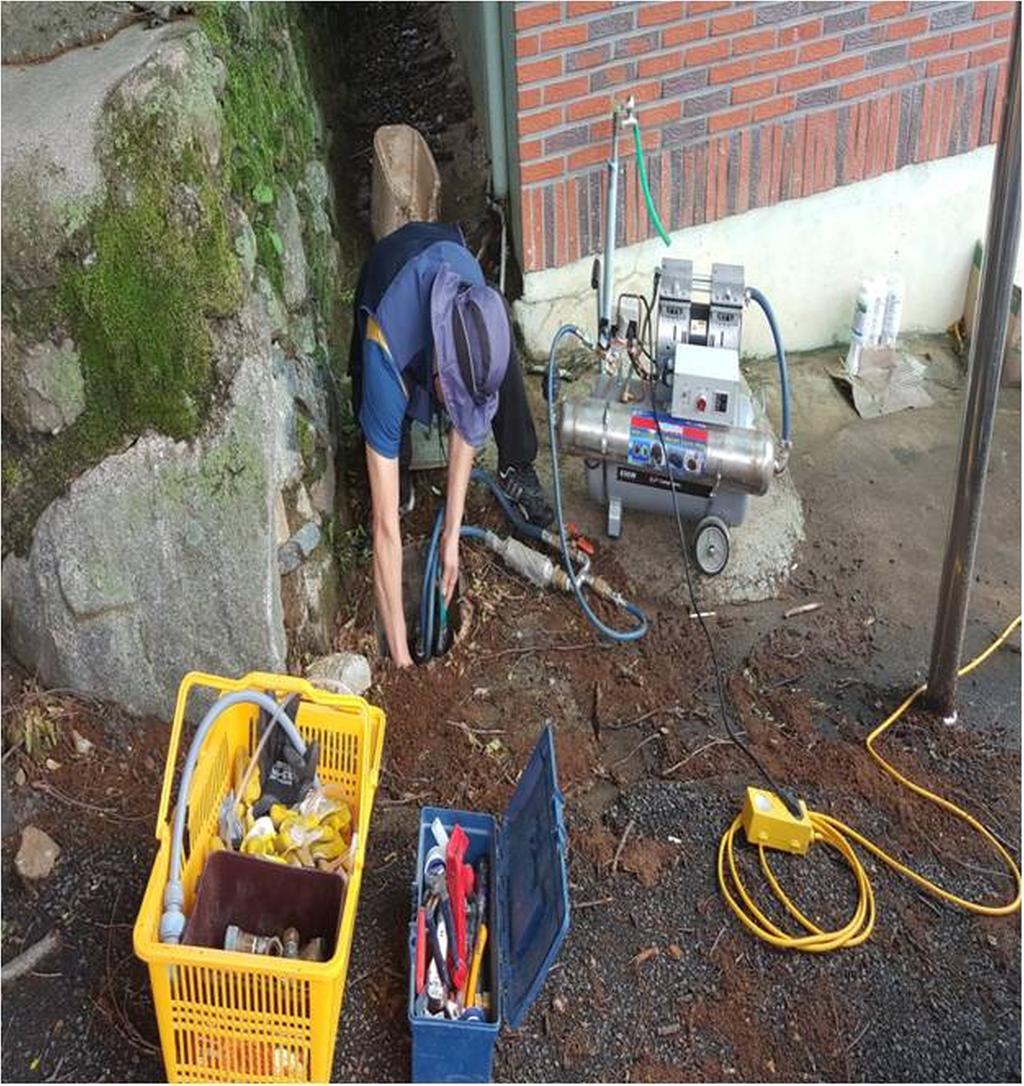 묘산면 노후화된 경로당에 상수도 배관 세척 실시