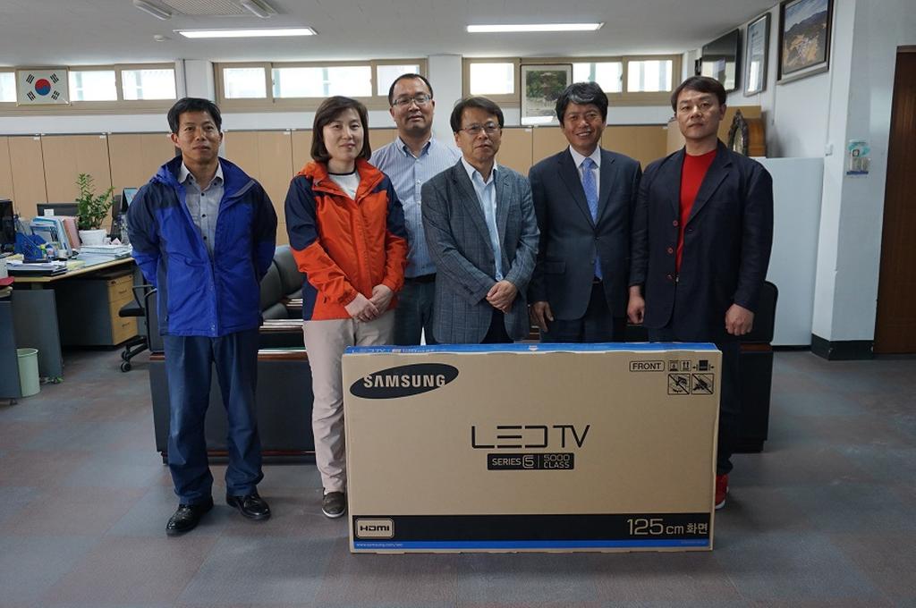가회면 김재성씨, 가회면사무소에 TV 기증