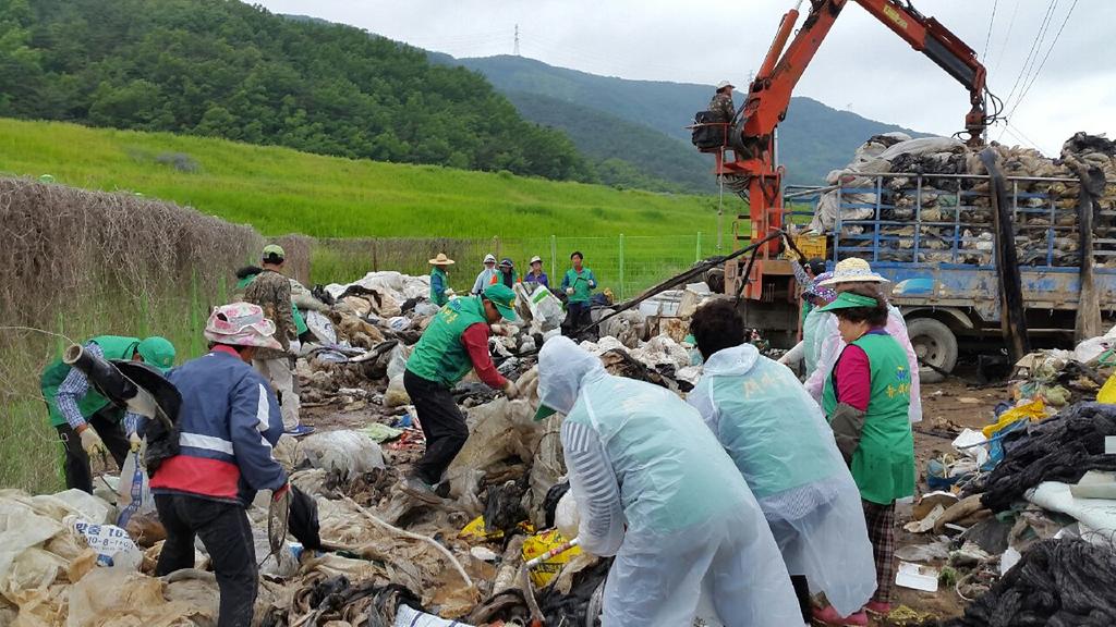 덕곡면 농번기 이전 영농폐비닐 선별 처리