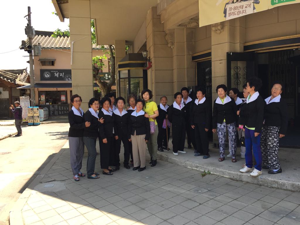 교복 입고~ 그 시절 못해 본 학창시절을 느껴본다.