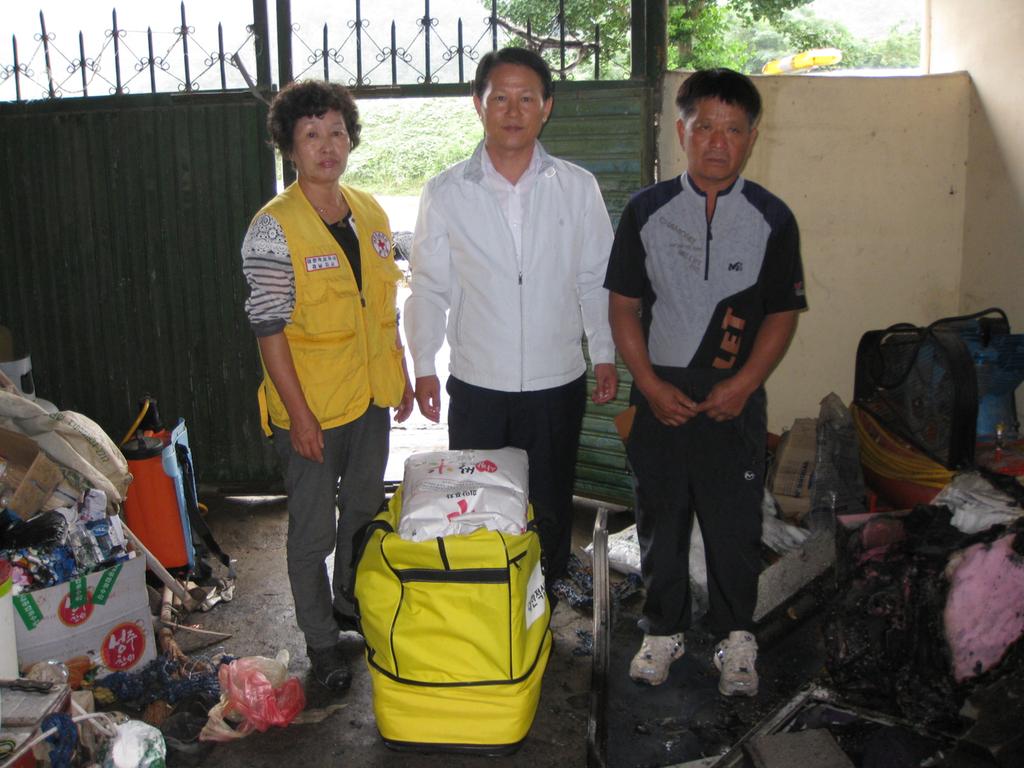 청덕면 적십자회, 화재가구에 구호물품 전달