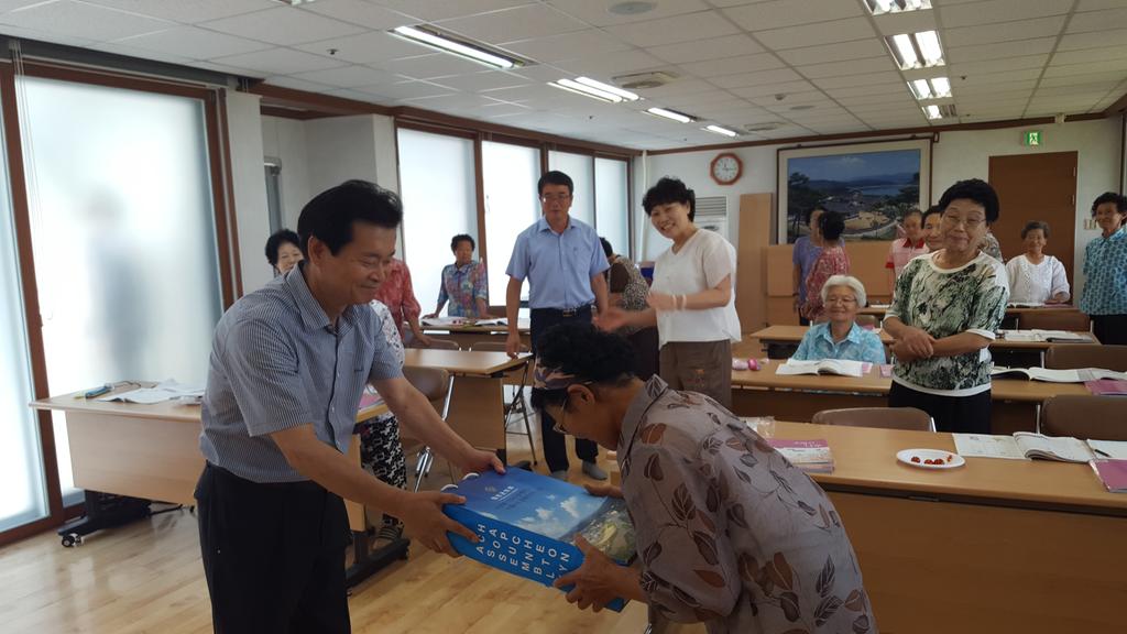 박홍제 합천군의원 대병면 회양성인문해교실에 학용품 전달