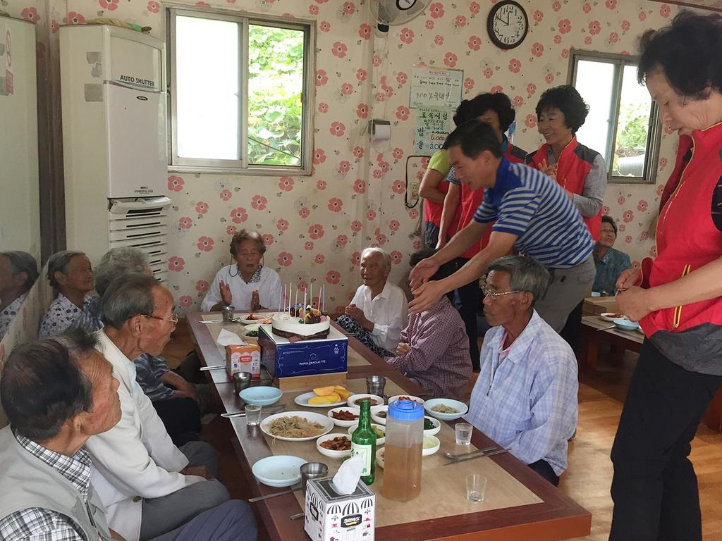 저소득노인 생신상 차려드리기 행사 열어