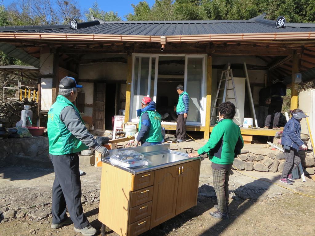 따뜻함이 느껴지는 사랑의 집 고치기 봉사현장