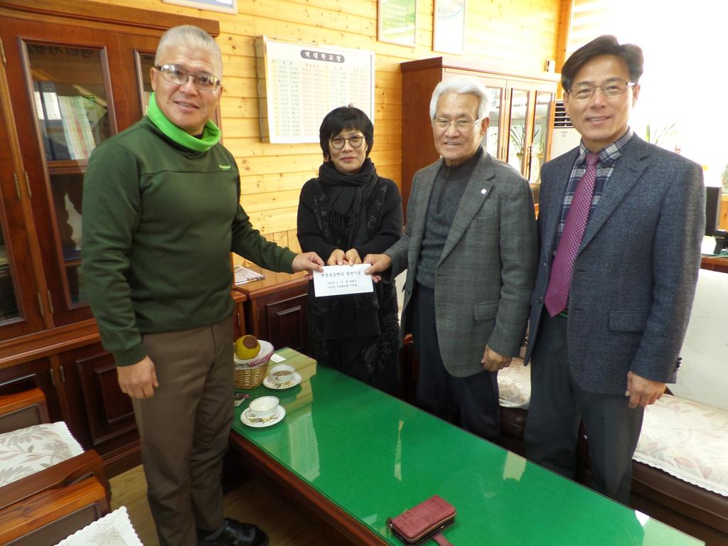 합천군 적중면 이장협의회 및 노인회분회, 적중초등학교에 발전기금 100만원 전달