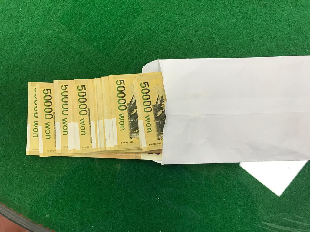 금빛외식출장뷔페 조필성 대표, 합천군에 성금 100만원 기탁