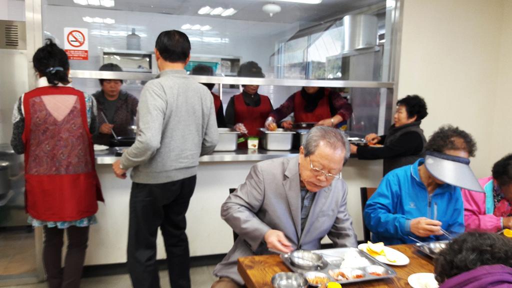 사랑과 정성이 듬뿍 담긴 초계면 무료 경로식당 운영