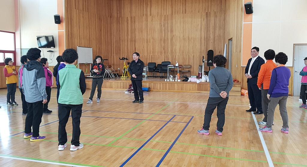 청덕면 기관장, 어르신체조단 방문 격려