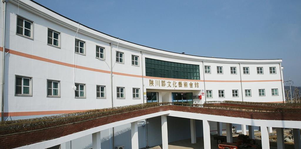 합천군 문화예술회관 봄옷으로 갈아입다.