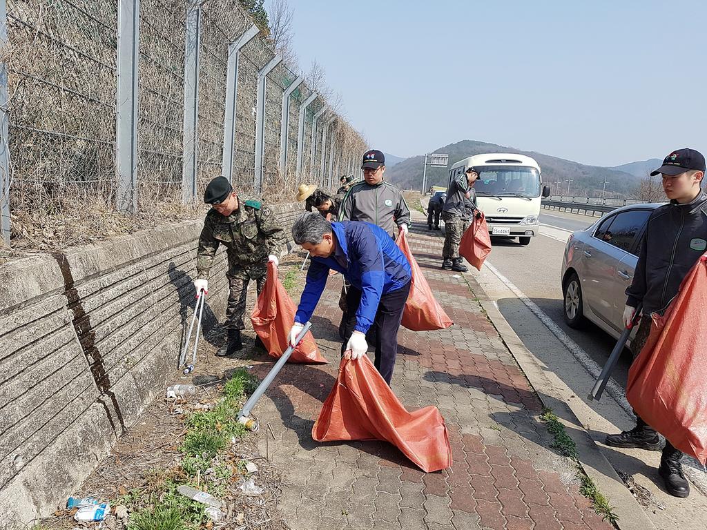 율곡면 제5870부대 4대대 봄맞이 환경정화활동 실시