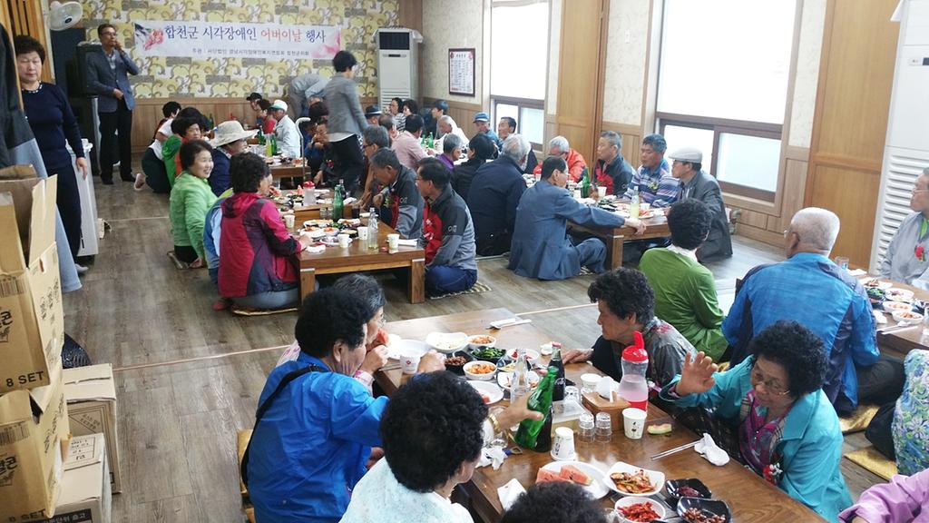 합천군, 시각장애인 어르신들께 카네이션으로 어버이날 기념 감사의 마음 전해...