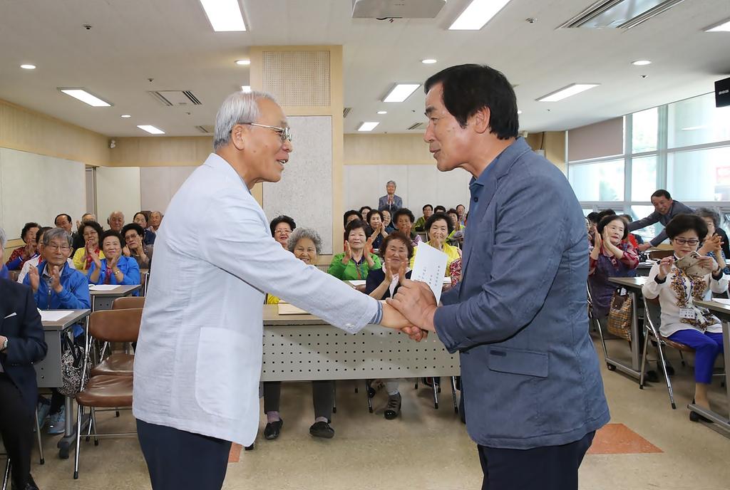합천군 노인대학생, 교육발전기금 100만원 기탁