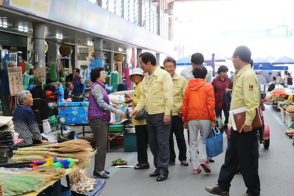 하창환 합천군수, AI 방역 위한 전통시장 현지점검