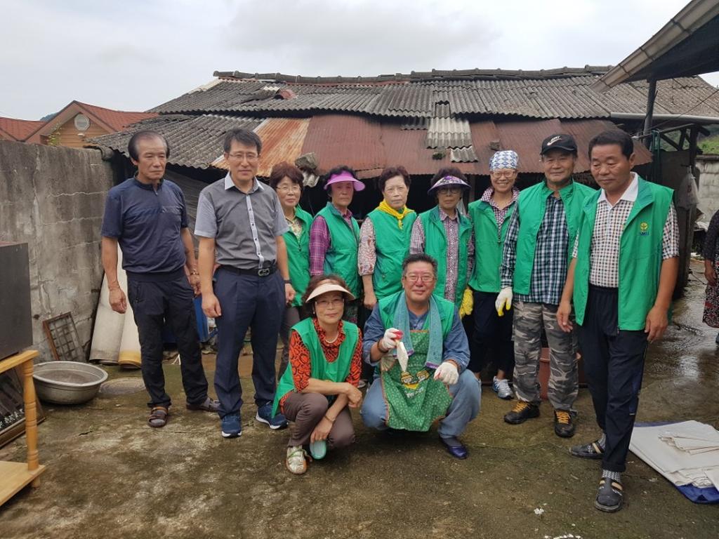 적중면 새마을지도자회 사랑의 집 고쳐주며 구슬땀 흘려