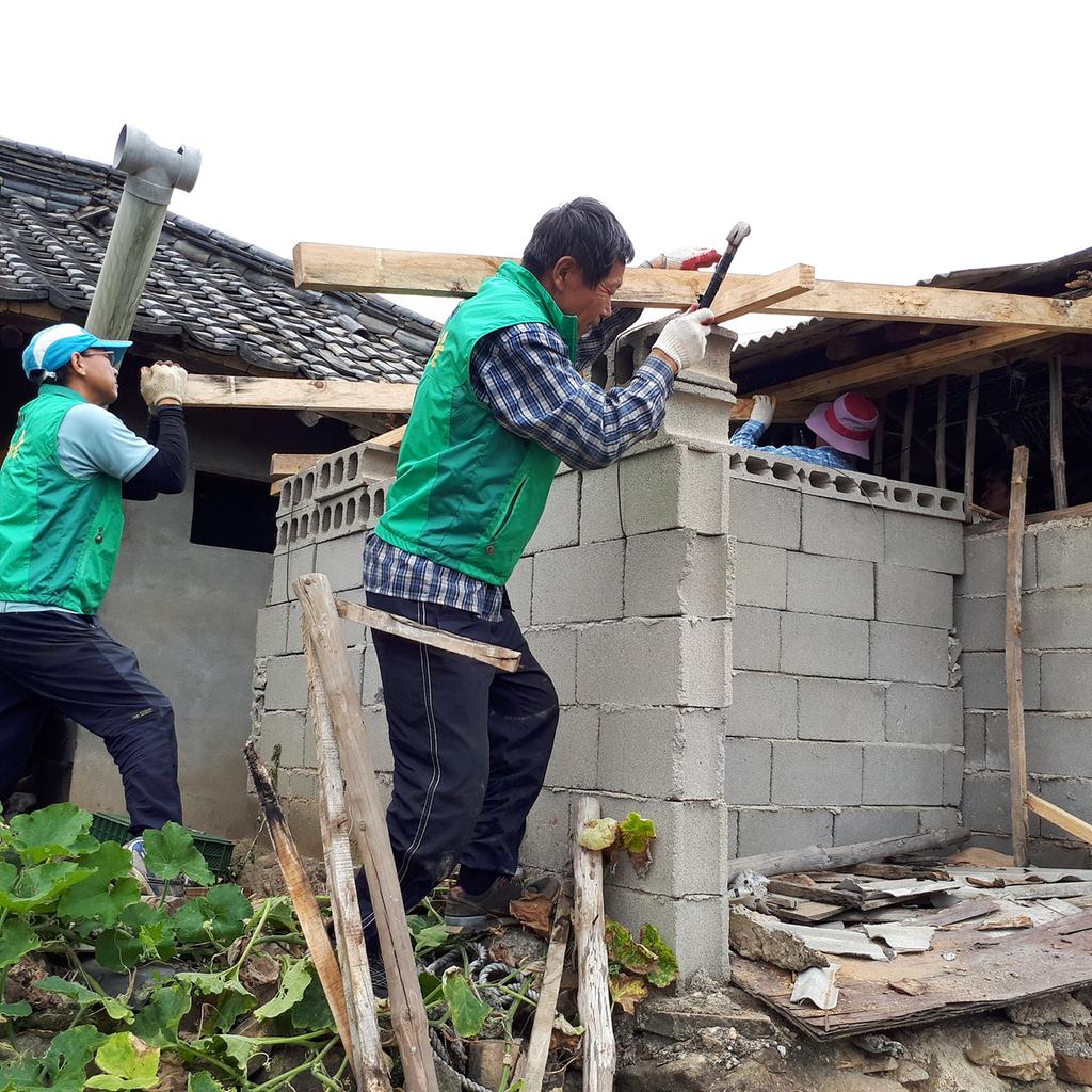 가회면 새마을협의회 “행복 나눔 사랑의 집 고쳐주기”