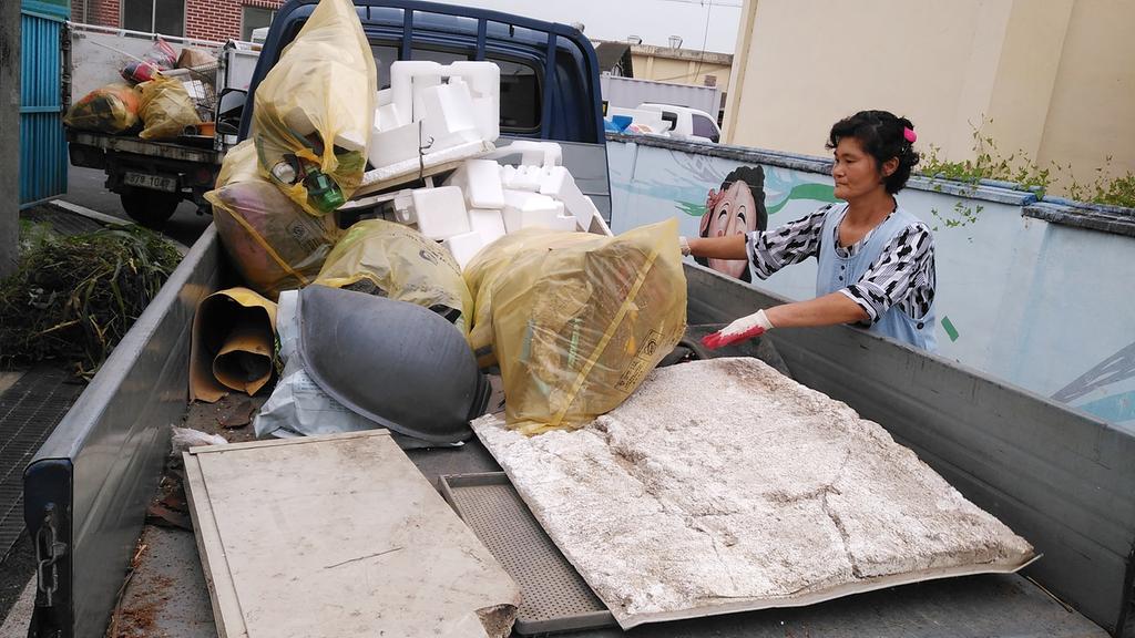 덕곡면, 주민들 힘합쳐 독거노인가정 청소 봉사활동 펼쳐