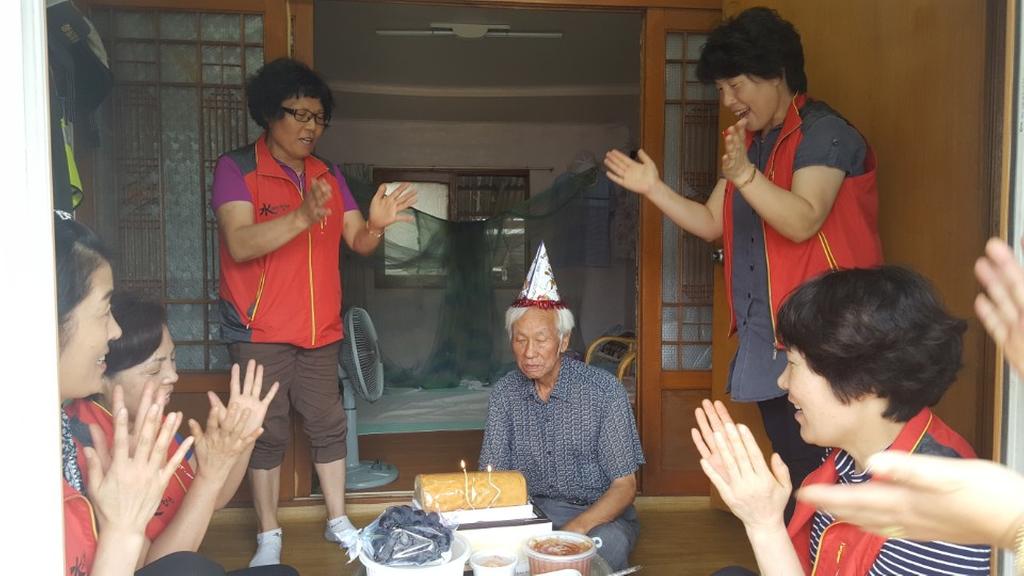 율곡면 자원봉사회 “저소득노인 생신상 차려드리기”