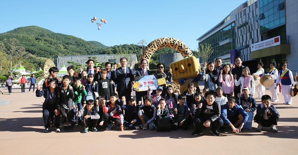 대장경축전장에 단체관람객 연이어 방문