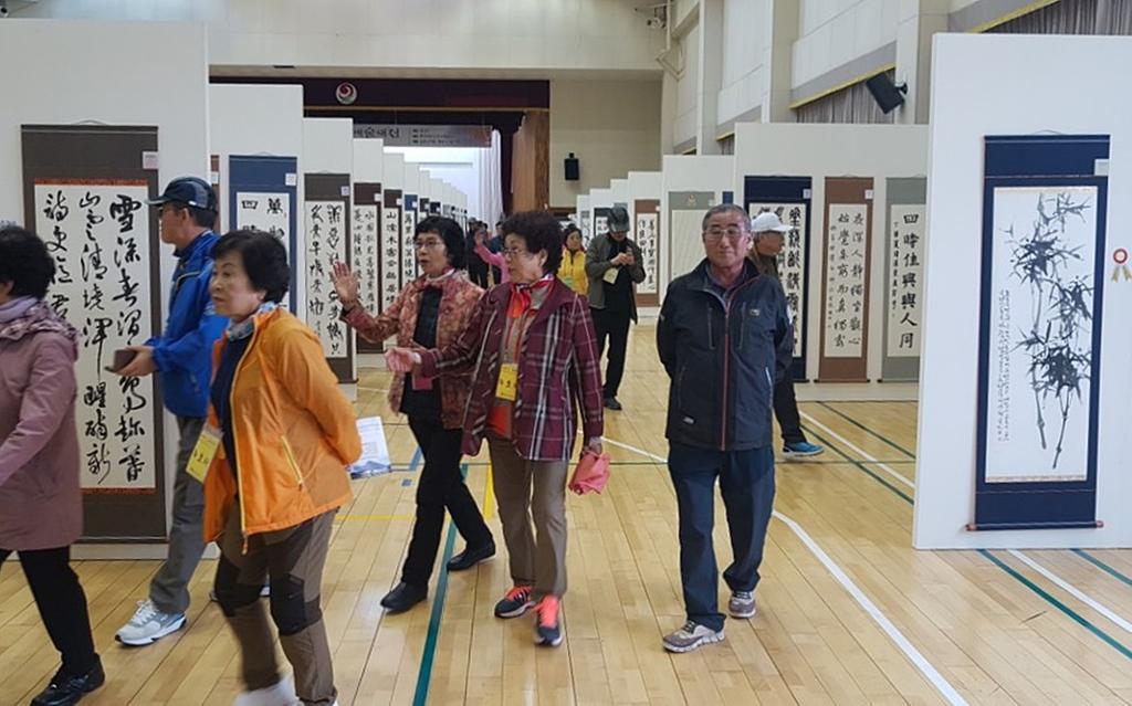 대장경축전장에 수준 높은 예술작품 전시