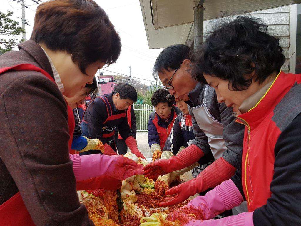 묘산면 자원봉사회 김장김치로 이웃사랑 나눔 실천 