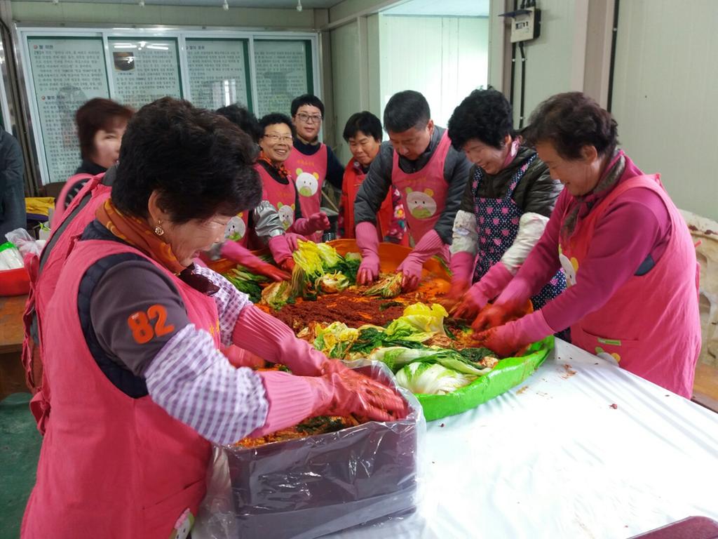사랑의 김장 담그기 행사 펼쳐