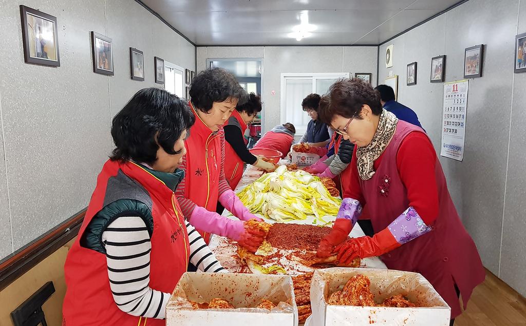 가야면 자원봉사회 행복 꾸러미 전달