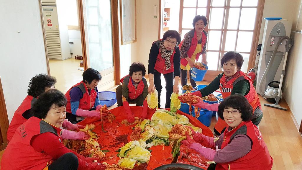 쌍책면 자원봉사회『사랑의  김장 』 나눔 행사로 