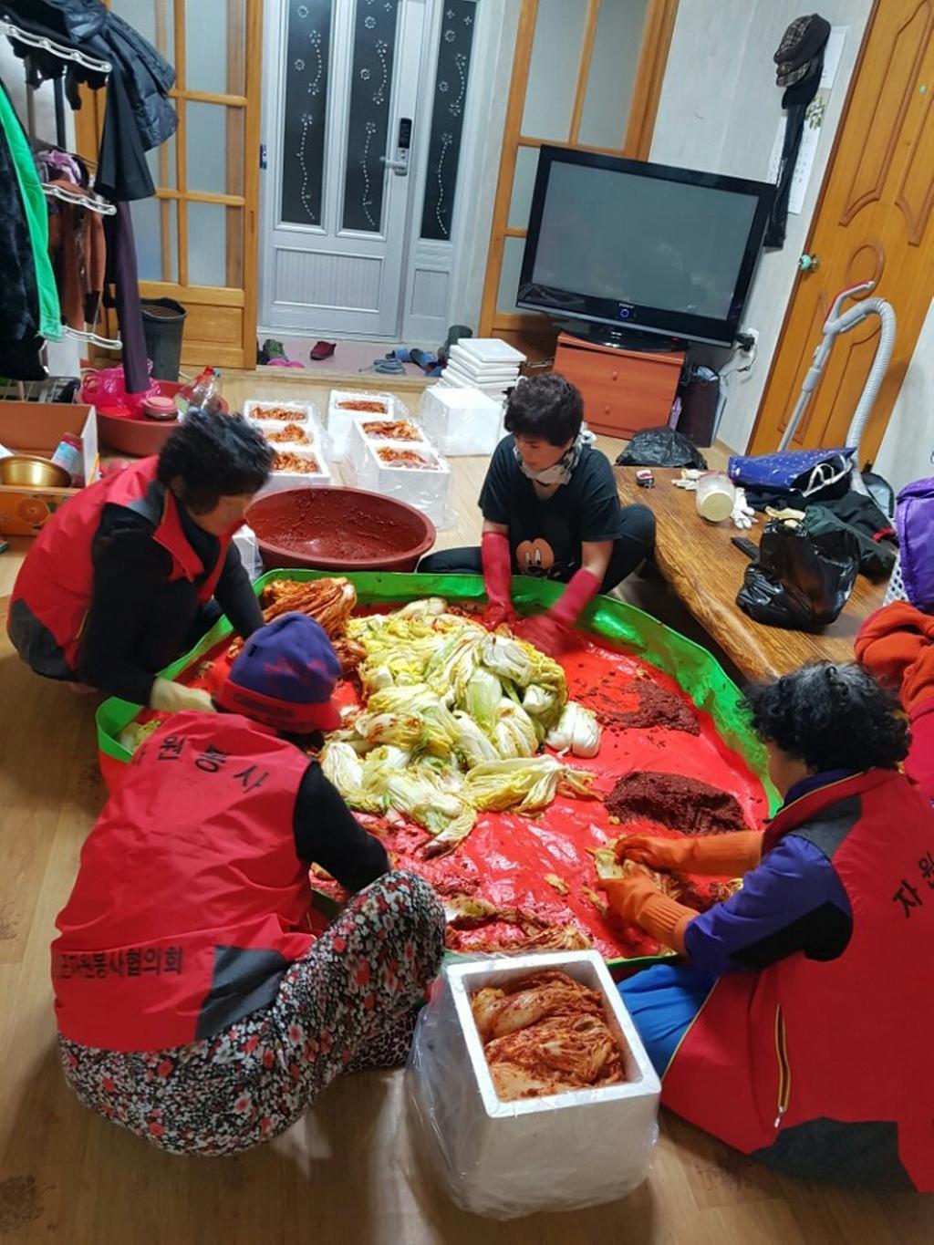 “사랑의 김장 담그기”행사 