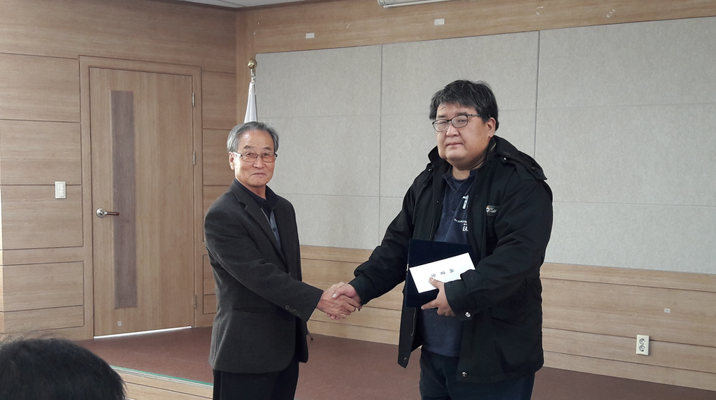 봉산면 이장단협의회, 류문형 계장에 감사패 전달