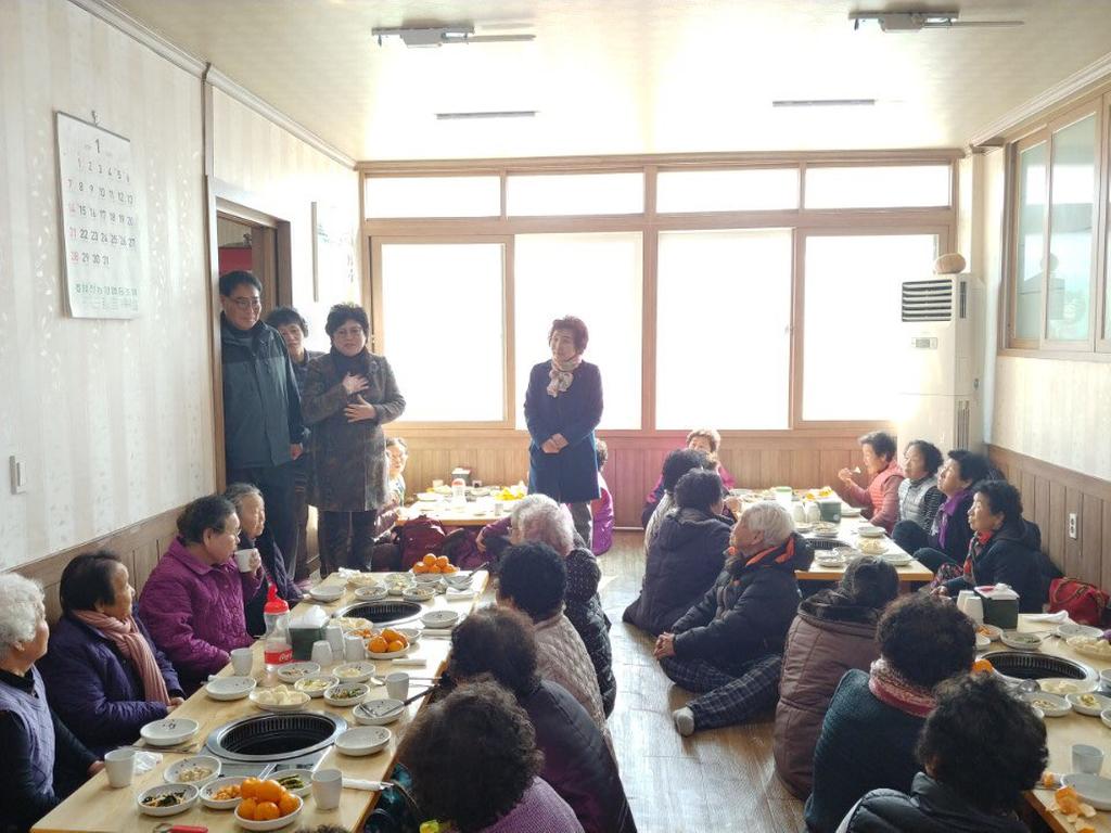 묘산면 자원봉사회, 저소득어르신들 모시고 목욕봉사    