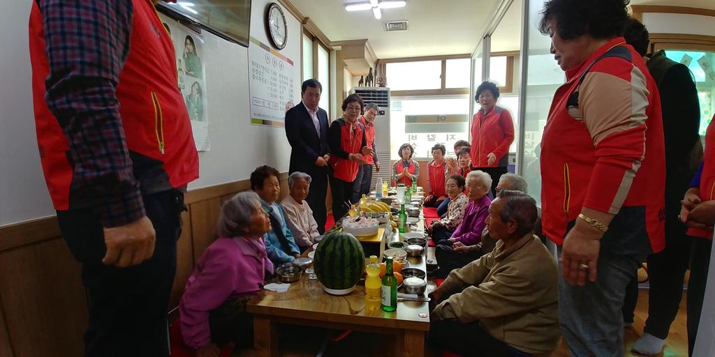 쌍책면 자원봉사회 홀몸 어르신 생신상 차려드려