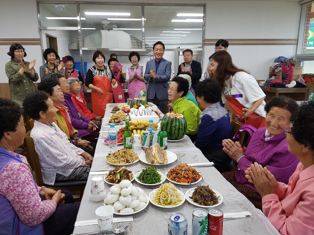 “어르신, 생신 축하드립니다!”